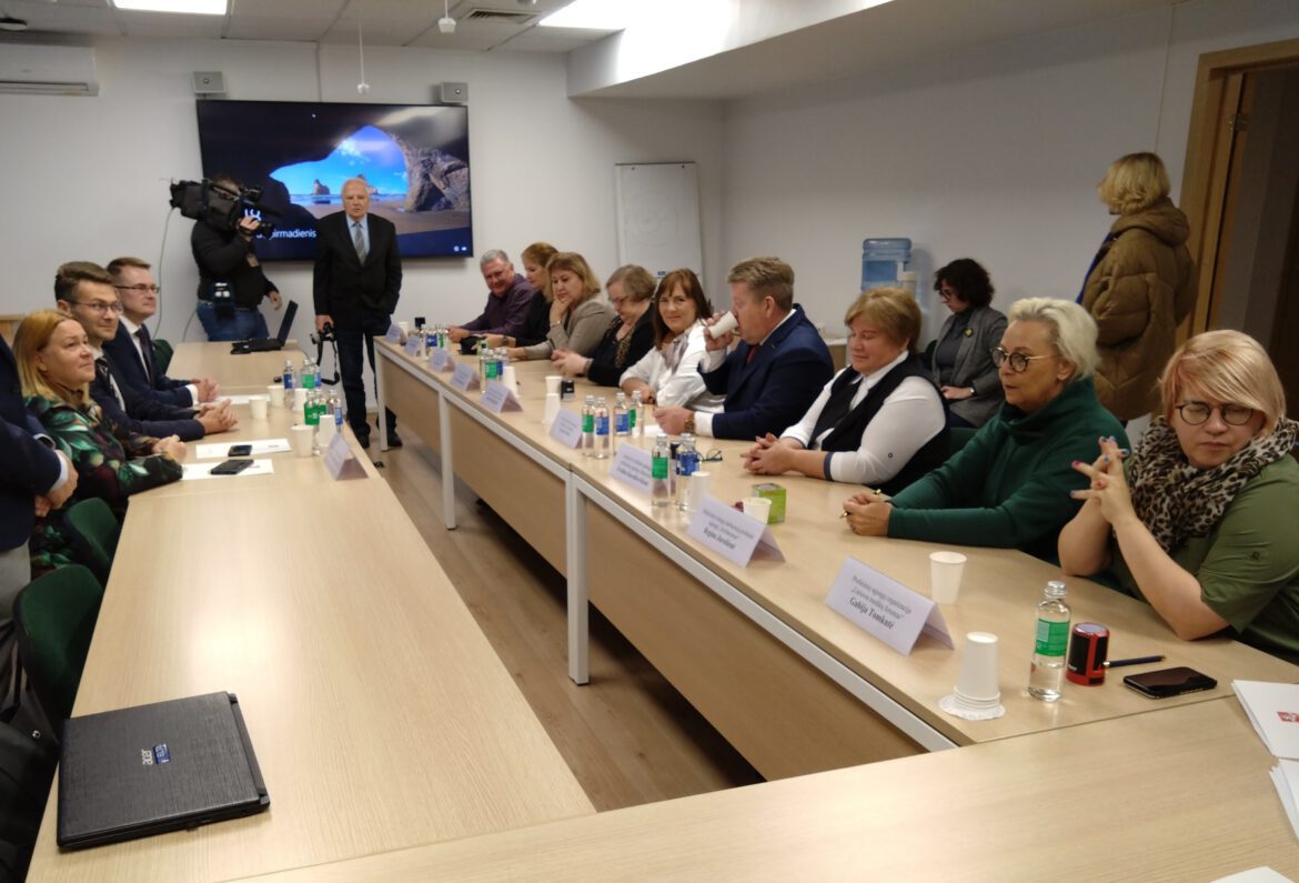 nsks jar prie stalo