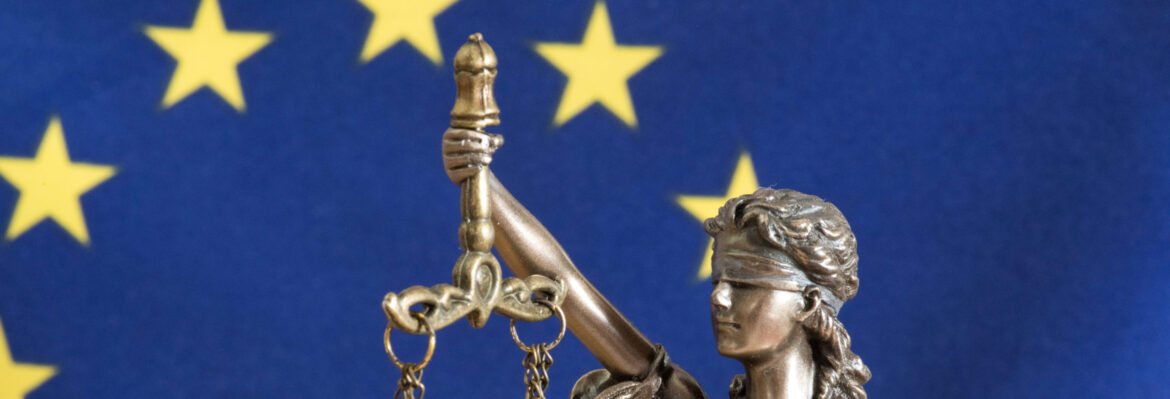 Flagge der EU und Justizia Statue